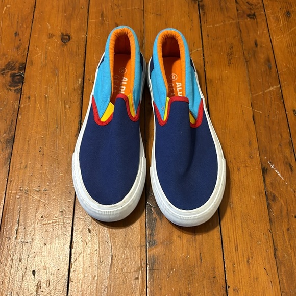 ALDIs brand canvas shoes - Picture 2 of 3